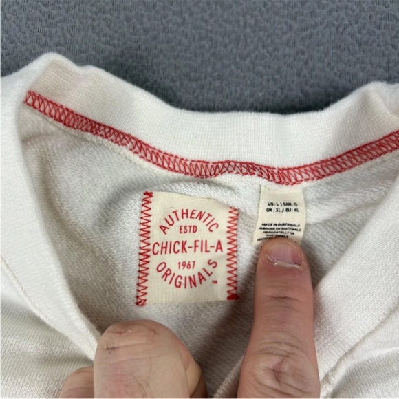 Chick-Fil-A Sweatshirt Mens Large White Embroidered Logo Patch Mascot CFA - Picture 3 of 7
